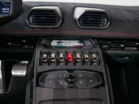 Used 2018 Lamborghini Huracan Performante AWD/4WD image 22