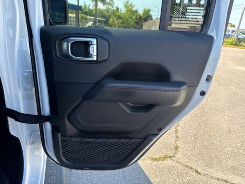 Used 2022 Jeep Gladiator Rubicon w/ LED Lighting Group AWD/4WD image 17