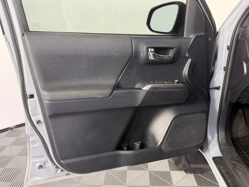 Used 2018 Toyota Tacoma TRD Sport AWD/4WD image 31