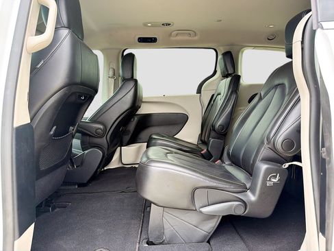 Used 2023 Chrysler Pacifica Touring-L FWD image 23
