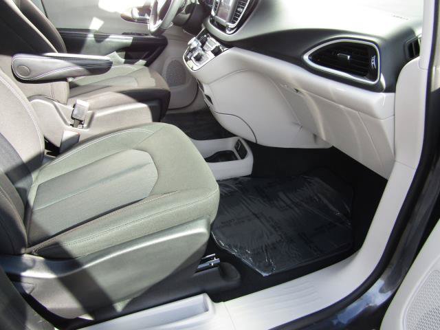Used 2023 Chrysler Voyager LX FWD image 11