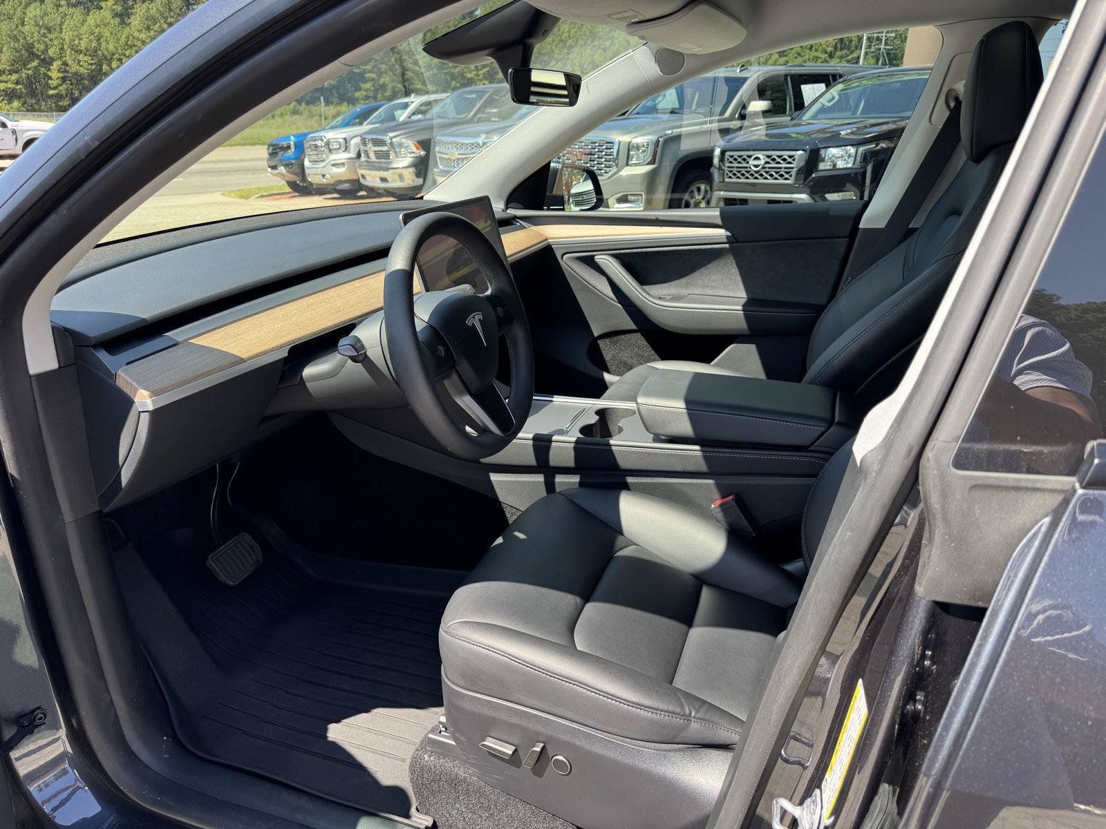 Used 2024 Tesla Model Y Long Range AWD/4WD image 2