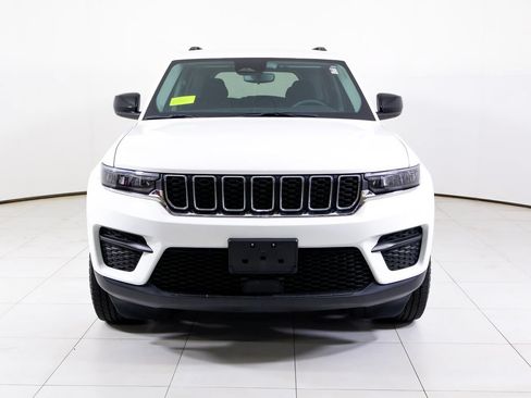 Used 2023 Jeep Grand Cherokee Laredo AWD/4WD image 24