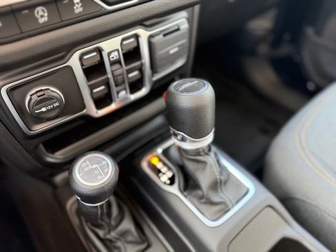 Certified 2025 Jeep Gladiator Sport AWD/4WD image 14