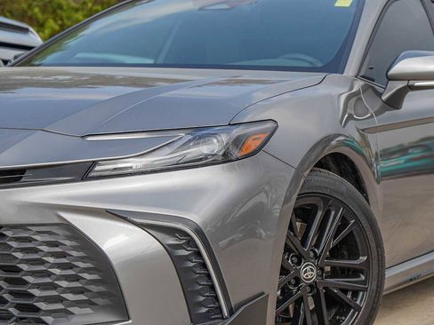 Used 2025 Toyota Camry SE image 3