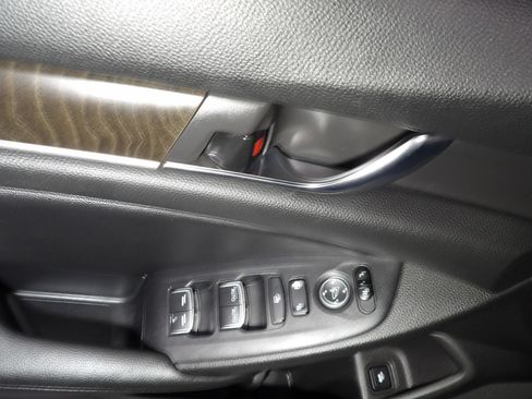 Used 2020 Honda Accord EX image 9