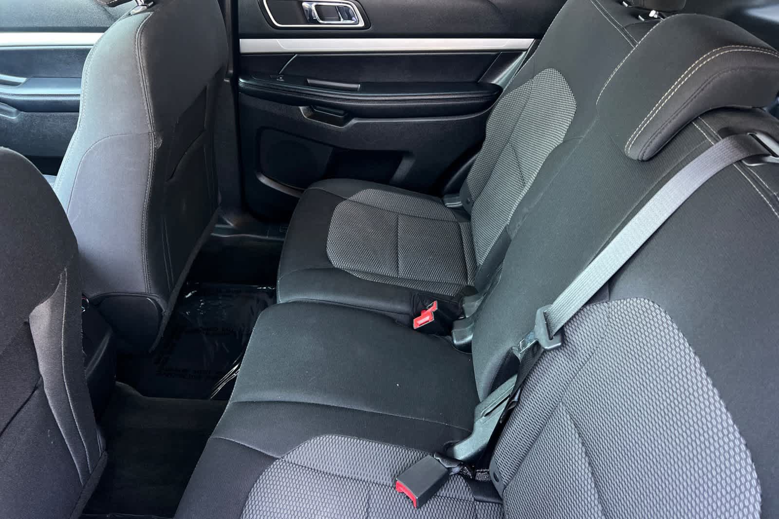 Used 2017 Ford Explorer XLT FWD image 4