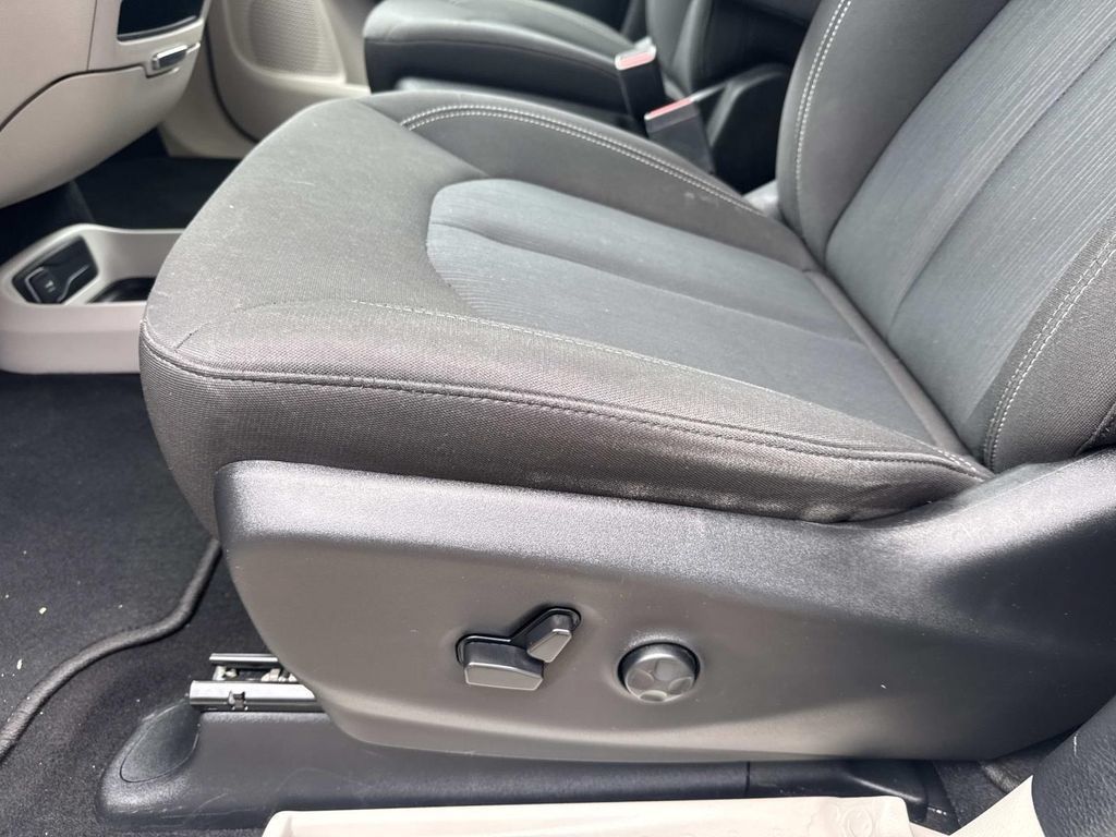 Used 2023 Chrysler Voyager LX FWD image 17