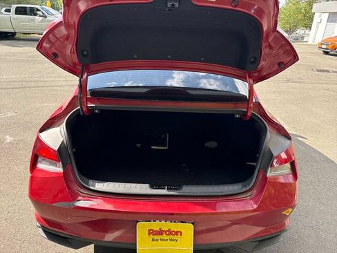 Used 2022 Hyundai Elantra SE FWD image 12