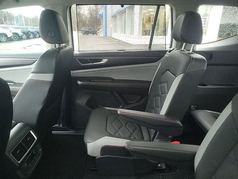 Used 2024 Volkswagen Atlas Peak Edition SE image 22