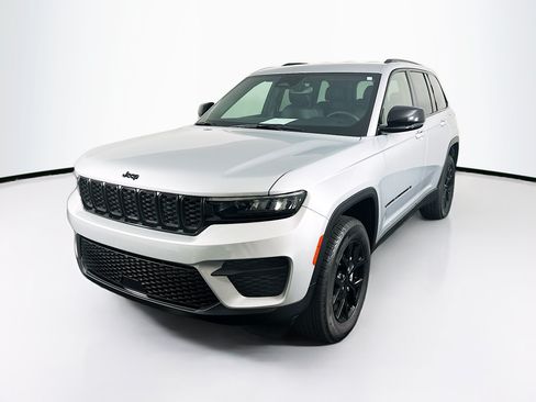 Used 2024 Jeep Grand Cherokee Altitude AWD/4WD image 3