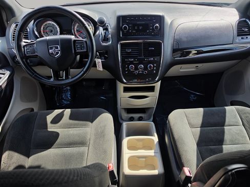 Used 2016 Dodge Grand Caravan SE FWD image 2