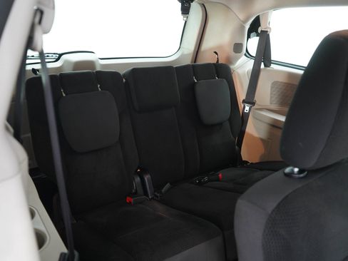 Used 2019 Dodge Grand Caravan SE FWD image 13