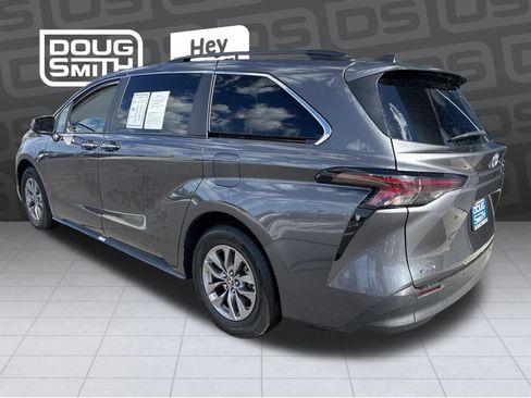 Used 2025 Toyota Sienna XLE FWD image 3