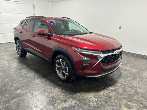 Used 2025 Chevrolet Trax LT FWD image 5