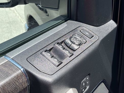 Used 2021 Ford F250 Lariat w/ Lariat Ultimate Package AWD/4WD image 14