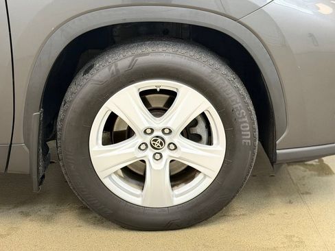 Used 2022 Toyota Highlander LE AWD/4WD image 4