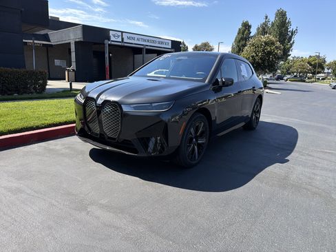 Used 2024 BMW iX xDrive50 w/ Premium Package AWD/4WD image 2