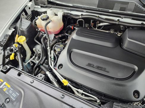 Used 2024 Chrysler Pacifica Touring-L image 18