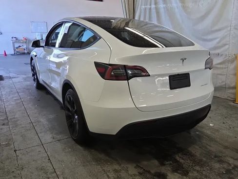 Used 2022 Tesla Model Y Long Range AWD/4WD image 2