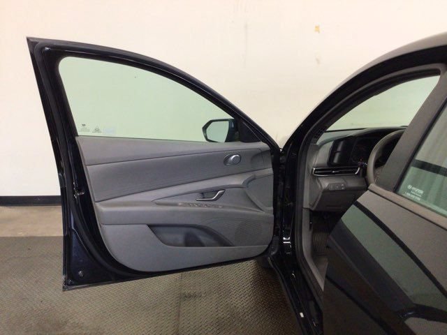 Used 2021 Hyundai Elantra SE FWD image 17