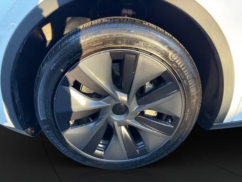 Used 2024 Tesla Model Y Long Range AWD/4WD image 24