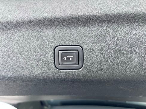 Used 2023 Chevrolet Suburban Premier image 11