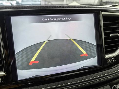 Used 2024 Chrysler Pacifica Limited FWD image 11