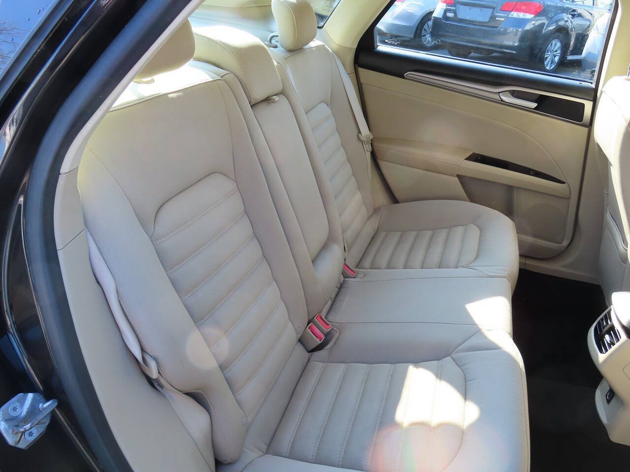 Used 2015 Ford Fusion SE FWD image 11