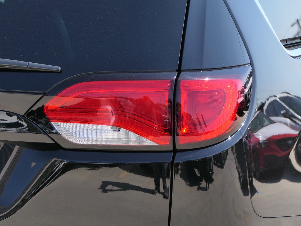 Used 2025 Chrysler Voyager LX FWD image 4