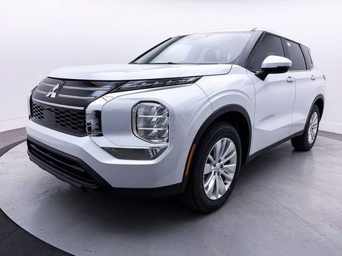 New 2025 Mitsubishi Outlander ES image 3