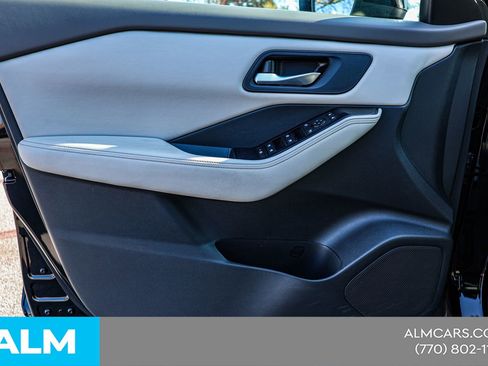 Used 2025 Nissan Rogue SV image 40