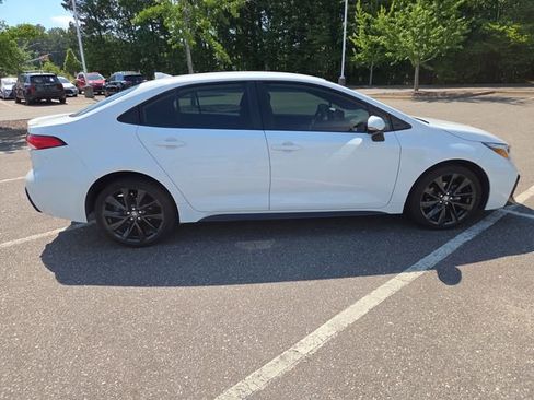 Used 2024 Toyota Corolla SE FWD image 2