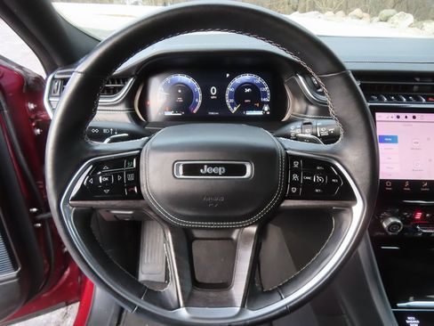 Certified 2022 Jeep Grand Cherokee Overland w/ Luxury Tech Group IV image 5