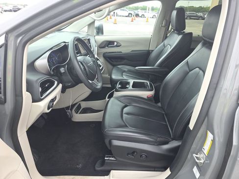 Used 2023 Chrysler Pacifica Touring-L FWD image 6