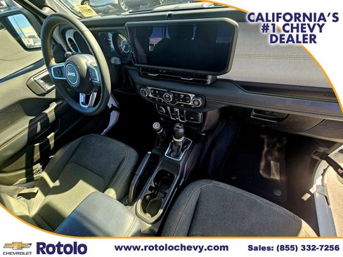 Used 2024 Jeep Wrangler Sahara image 9