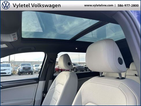 Certified 2022 Volkswagen Tiguan SEL R-Line image 22