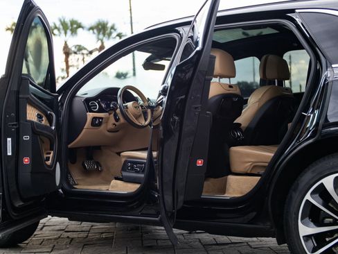 Used 2017 Bentley Bentayga AWD/4WD image 15