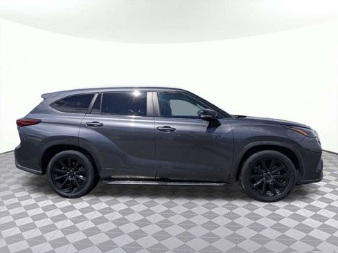 Used 2023 Toyota Highlander XLE FWD image 2