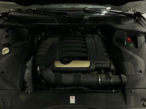 Used 2018 Porsche Cayenne Platinum Edition image 32