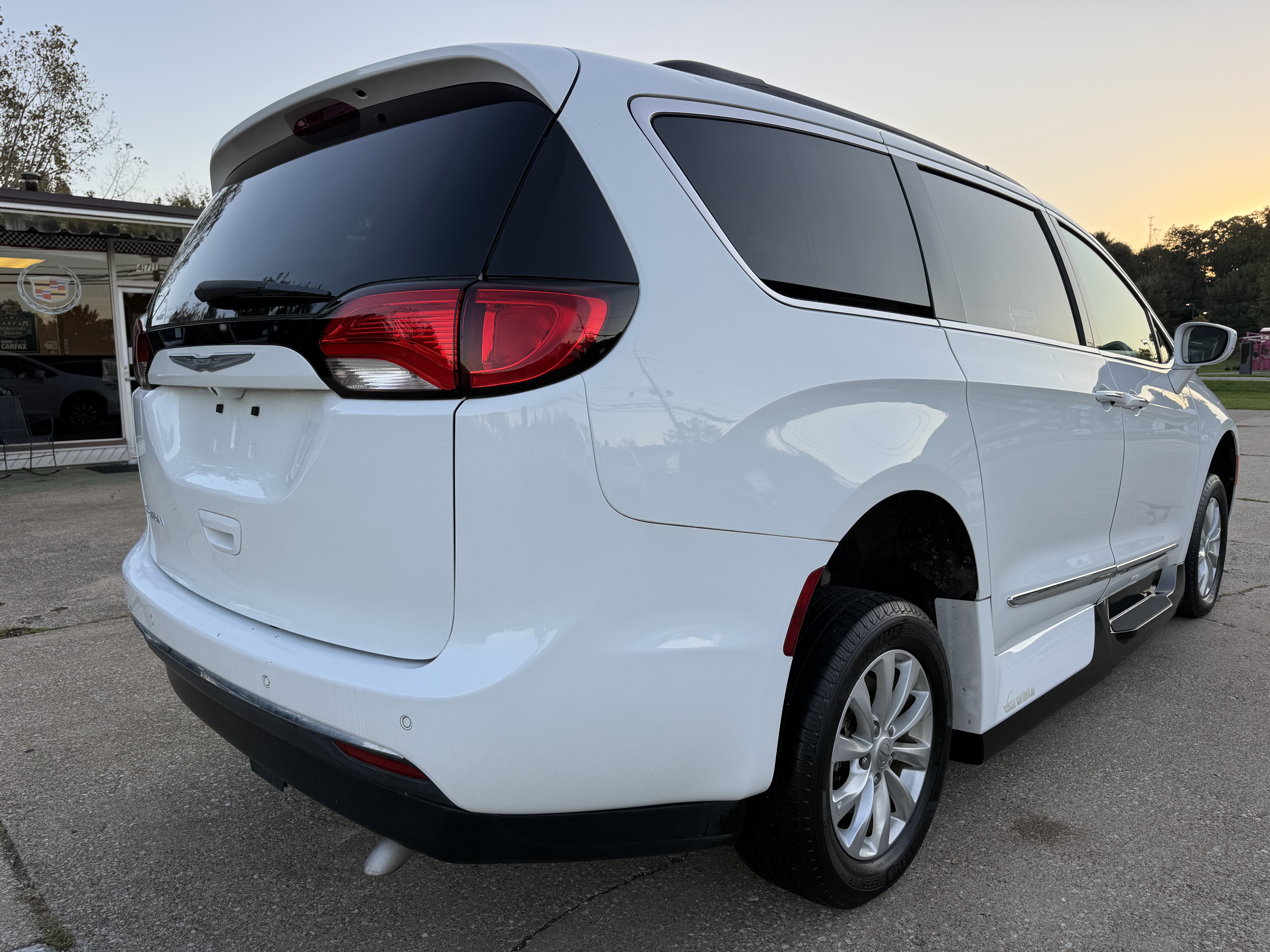 Used 2017 Chrysler Pacifica Touring-L FWD image 5