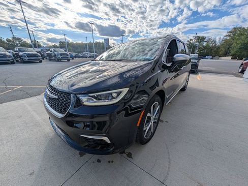 New 2026 Chrysler Pacifica Pinnacle w/ Trailer Tow Group FWD image 8