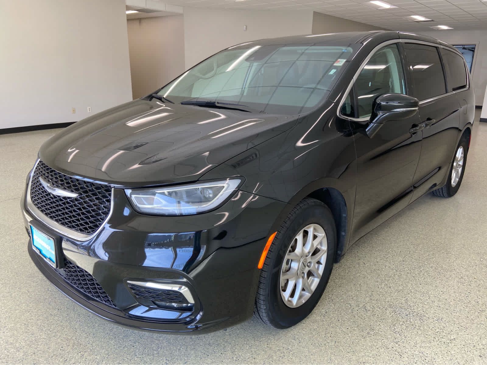 Used 2024 Chrysler Pacifica Touring-L FWD image 3