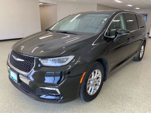 Used 2024 Chrysler Pacifica Touring-L FWD image 3