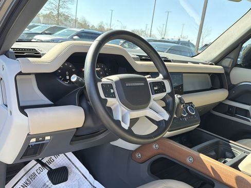 Used 2023 Land Rover Defender 110 SE image 10