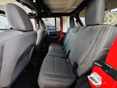 Used 2026 Jeep Wrangler Unlimited Sahara AWD/4WD image 19