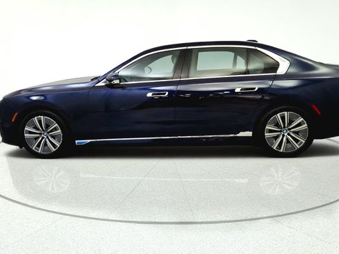 Used 2023 BMW i7 xDrive60 w/ Executive Package 2 AWD/4WD image 4