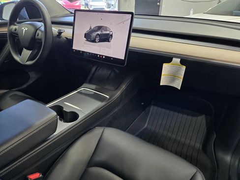 Used 2023 Tesla Model Y 2WD image 5