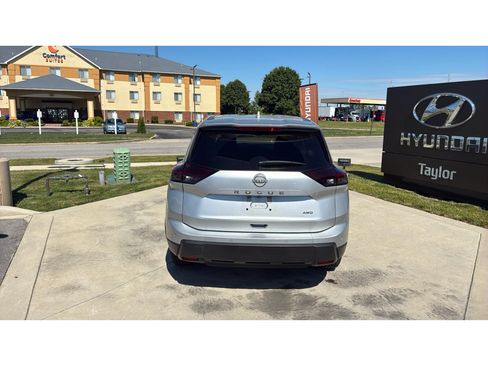 Used 2025 Nissan Rogue SV AWD/4WD image 4
