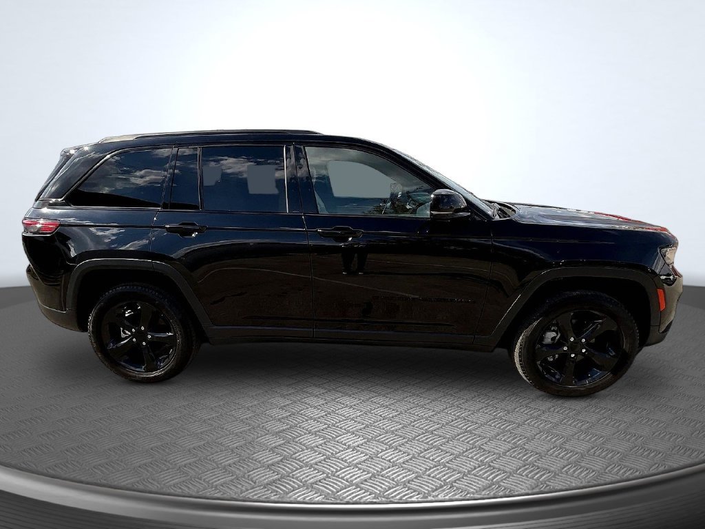 Used 2023 Jeep Grand Cherokee Limited w/ Black Appearance Package AWD/4WD image 4